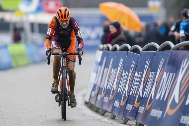 Van der Poel is ook in Gullegem ongenaakbaar en pakt 100e zege bij de profs