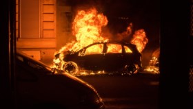 Burgemeester Molenbeek reageert op rellen oudejaarsnacht: “Kerstbomen en vuilnisbakken in brand? Dat is een manier om te feesten”