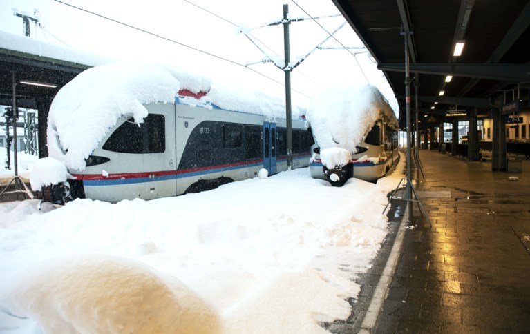 Al tot vijf meter sneeuw en er komt nog meer: Oostenrijk en Duitsland overweldigd