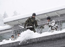 Al tot vijf meter sneeuw en er komt nog meer: Oostenrijk en Duitsland overweldigd