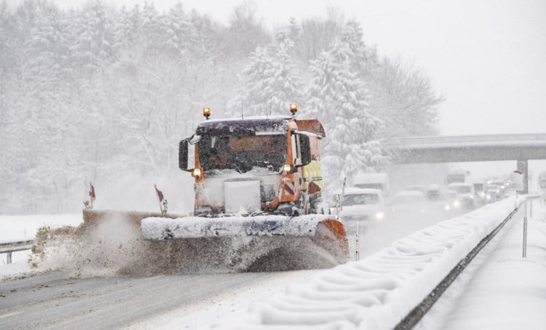 Al tot vijf meter sneeuw en er komt nog meer: Oostenrijk en Duitsland overweldigd