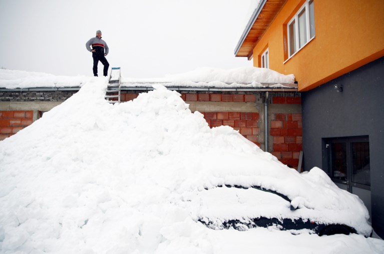 Al tot vijf meter sneeuw en er komt nog meer: Oostenrijk en Duitsland overweldigd
