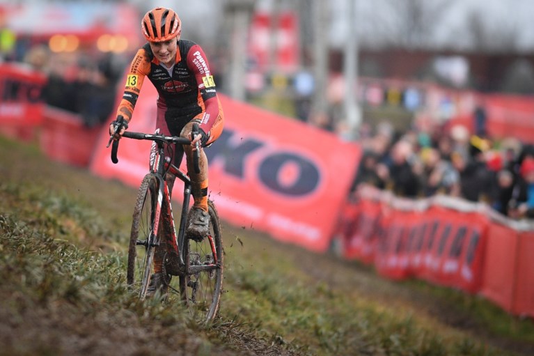 Sanne Cant blij en “gerustgesteld” na historische zege op BK, maar: “Spijtig dat we op zaterdag moesten rijden”