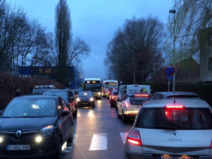 Enorme verkeerschaos na grondverzakking nabij Ikea Wilrijk: “Veel hinder, mijd de omgeving”