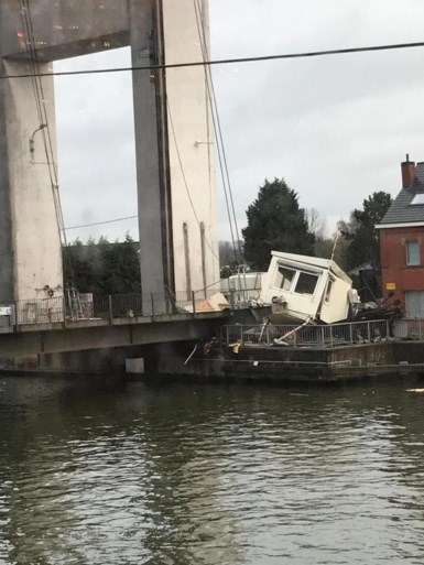 Binnenschip vaart tegen brug in Humbeek: “Detectiesysteem had schip niet opgemerkt”