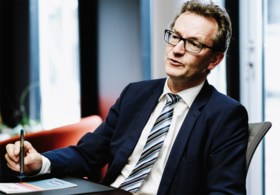 Leerkrachten krijgen helpers in de klas om werkdruk te verlichten: