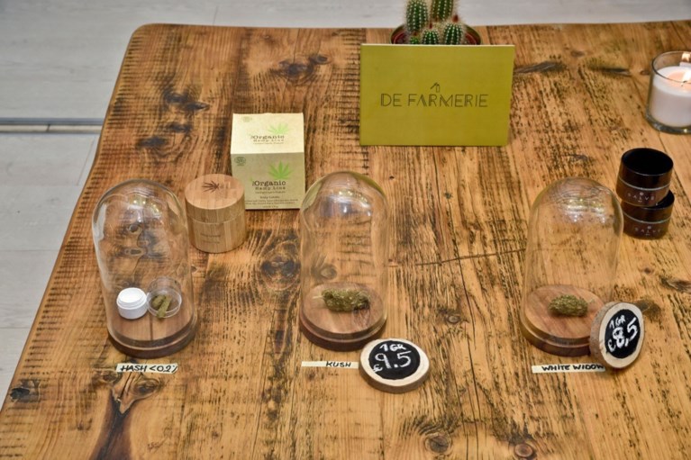 Legale cannabiswinkel opent de deuren in drukke winkelstraat