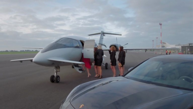 Met een privéjet naar Ibiza voor je vrijgezellen zoals Jolien uit ‘Blind Getrouwd: hoeveel kost dat eigenlijk en wat mag je aan boord verwachten?