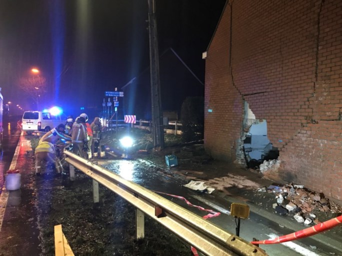 Wagen boort zich door gevel huis en belandt in keuken