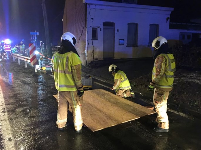 Wagen boort zich door gevel huis en belandt in keuken