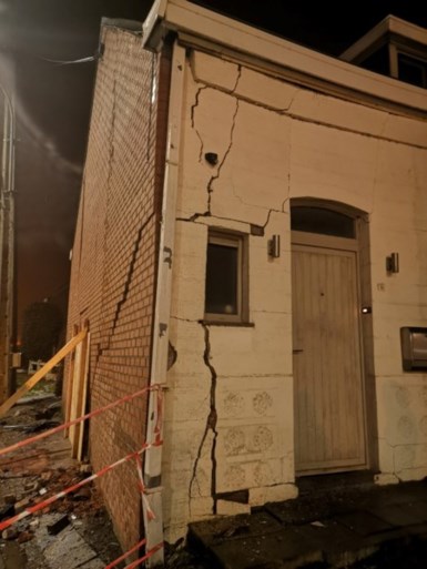 Wagen boort zich door gevel huis en belandt in keuken