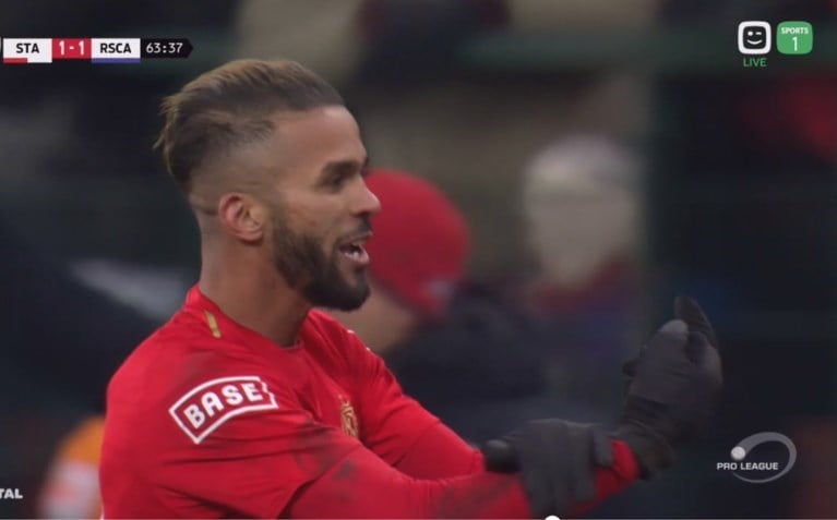 Potjes koken over bij Standard wanneer VAR doelpunt afkeurt: Preud’homme op het veld, middelvinger van Carcela