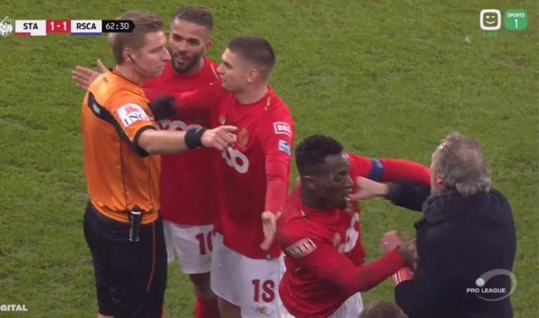 Potjes koken over bij Standard wanneer VAR doelpunt afkeurt: Preud’homme op het veld, middelvinger van Carcela