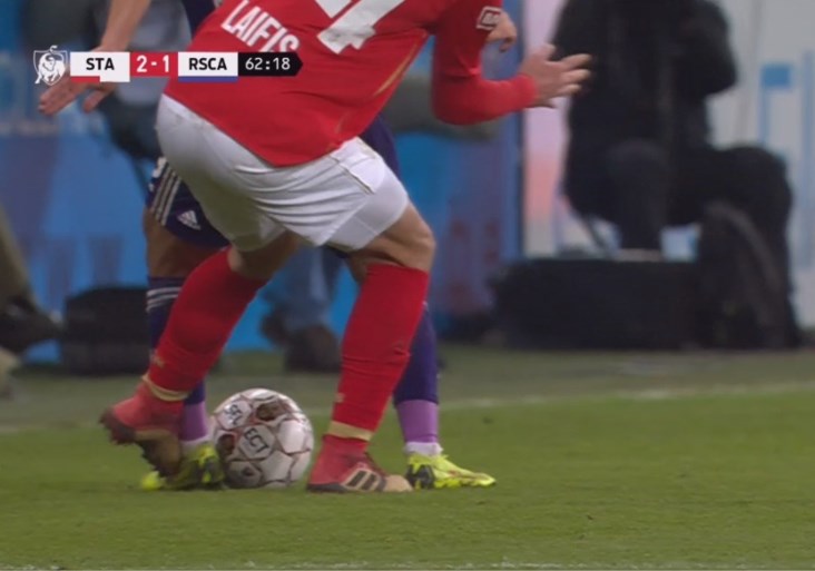 Potjes koken over bij Standard wanneer VAR doelpunt afkeurt: Preud’homme op het veld, middelvinger van Carcela
