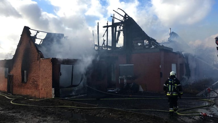 Zware uitslaande woningbrand in Lendelede: buurtbewoners moeten ramen en deuren gesloten houden