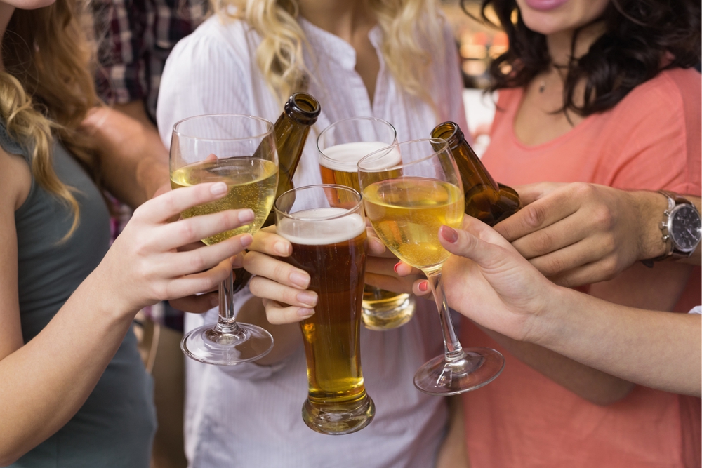 residu enthousiasme Moedig aan Bier na wijn of omgekeerd? Volgorde van drankjes heeft geen invloed op je  kater | Het Nieuwsblad Mobile