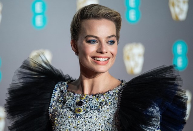 Aan Deze Jurk Van Margot Robbie Werd Bijna Zevenhonderd Uur