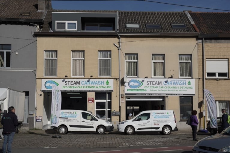 Vergeet de carwash, hier stomen ze je auto schoon