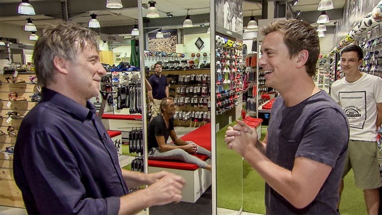 Hoe Niels Destadsbader meisjes verleidde terwijl hij hen nieuwe schoenen verkocht