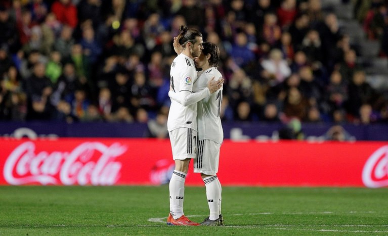 Spaanse media focussen op Gareth Bale wanneer die felicitaties van ploegmaats weigert: staat hij alleen in de kleedkamer?