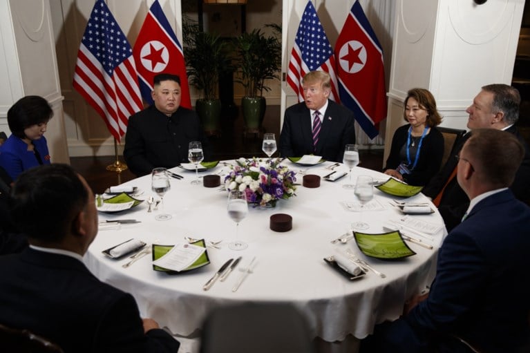 Eerste dag van ontmoeting tussen Donald Trump en Kim Jong-un zit erop: “Alle vertrouwen in dat het succesvolle top wordt”