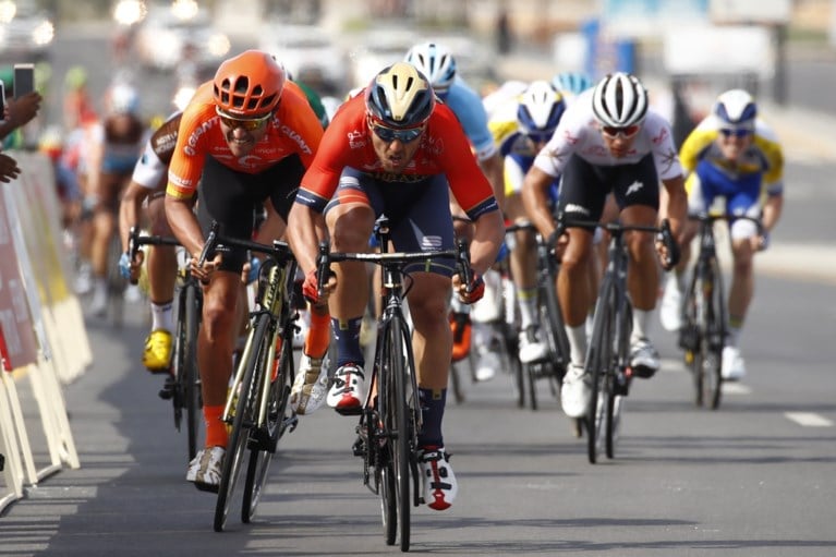 Van Hooydonck en “te brave” Van Avermaet grijpen nipt naast ritzege in Oman, bloemen zijn voor Sonny Colbrelli