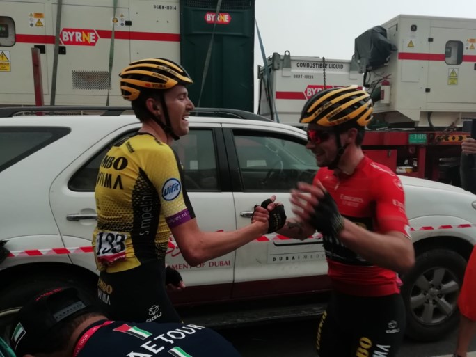Laurens de Plus imponeert op slotbeklimming in voorlaatste rit UAE Tour, ploegmaat Roglic lyrisch na zege: “Je bent een reus!”