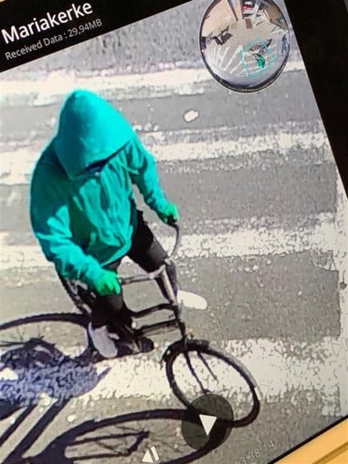 Politie zoekt gewapende verdachte na overval op supermarkt