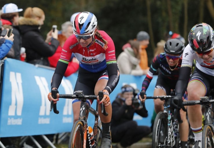 Derde keer, goede keer: Chantal Blaak wint na twee tweede plaatsen de Omloop Het Nieuwsblad