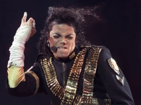 Na controversiële documentaire: Studio Brussel en Qmusic blijven Michael Jackson draaien