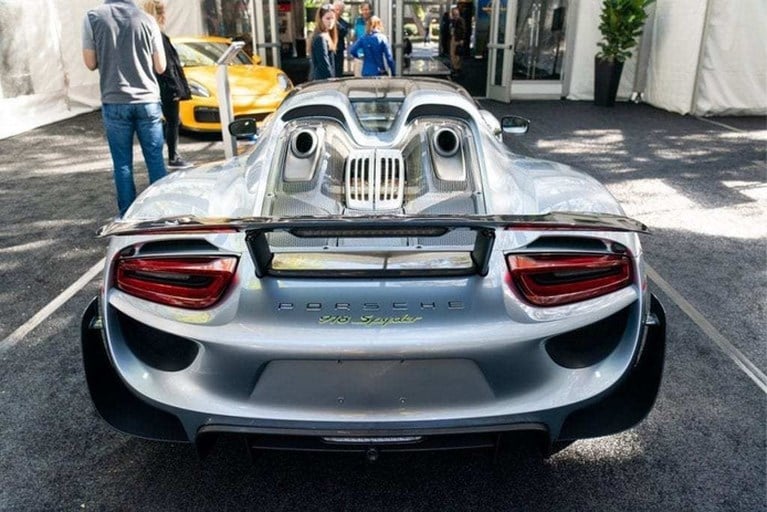WhatsApp-oprichter veilt tien peperdure Porsches