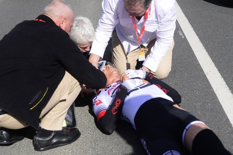 Opnieuw zware slachtoffers in Parijs-Nice: halswervelbreuk voor Barguil, Uran breekt sleutelbeen