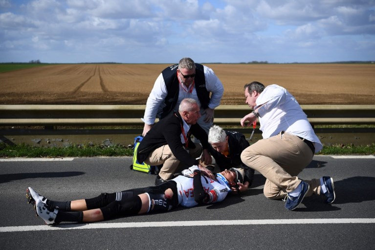 Opnieuw zware slachtoffers in Parijs-Nice: halswervelbreuk voor Barguil, Uran breekt sleutelbeen