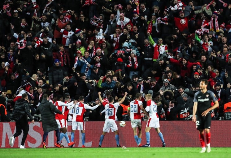 Dé ‘remontada’ van de week? Genk-killer Slavia Praag kegelt recordwinnaar Sevilla uit Europa League na waanzinnige match