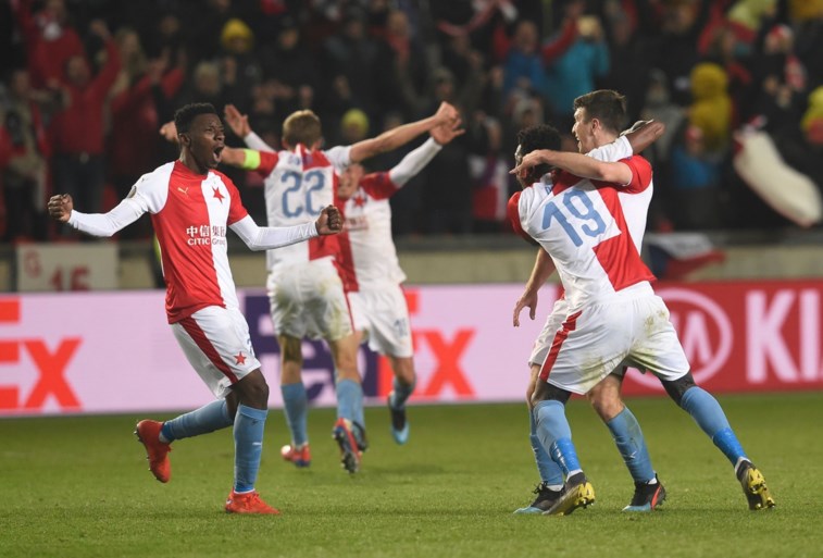 Dé ‘remontada’ van de week? Genk-killer Slavia Praag kegelt recordwinnaar Sevilla uit Europa League na waanzinnige match