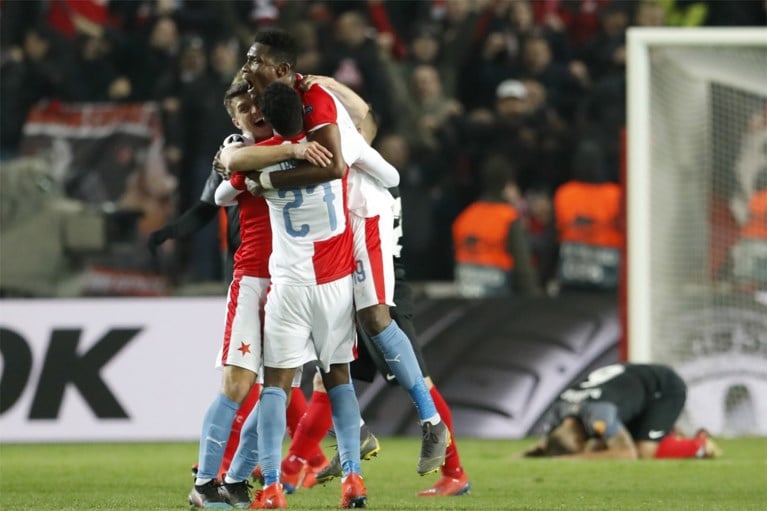 Dé ‘remontada’ van de week? Genk-killer Slavia Praag kegelt recordwinnaar Sevilla uit Europa League na waanzinnige match