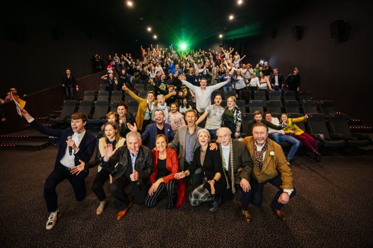 Prachtig moment: acteurs ‘FC De Kampioenen’ ontmoeten cast van ‘Down the road’