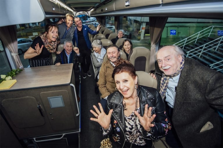 Prachtig moment: acteurs ‘FC De Kampioenen’ ontmoeten cast van ‘Down the road’