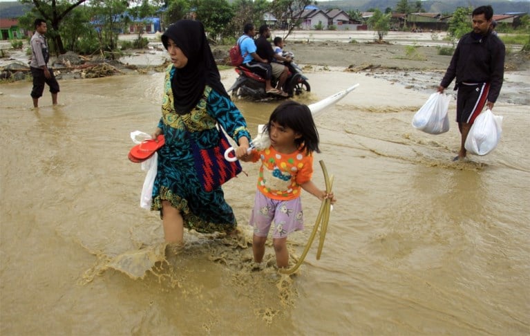 Al zeker 92 doden door noodweer in Indonesië
