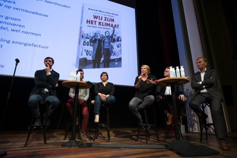 Klimaatactivistes Anuna De Wever en Kyra Gantois stellen boek voor en lokken debat uit