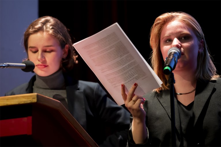 Klimaatactivistes Anuna De Wever en Kyra Gantois stellen boek voor en lokken debat uit