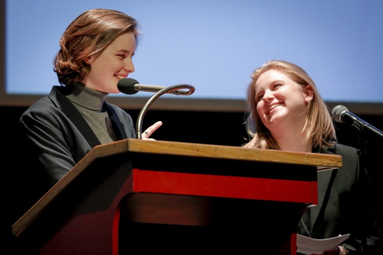 Klimaatactivistes Anuna De Wever en Kyra Gantois stellen boek voor en lokken debat uit