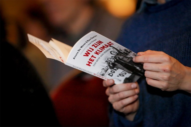 Klimaatactivistes Anuna De Wever en Kyra Gantois stellen boek voor en lokken debat uit