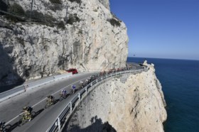 Julian Alaphilippe wint als topfavoriet Milaan-Sanremo, Naesen spurt naar tweede plaats en ook Van Aert maakt indruk