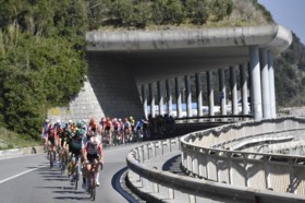 Julian Alaphilippe wint als topfavoriet Milaan-Sanremo, Naesen spurt naar tweede plaats en ook Van Aert maakt indruk