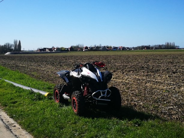 Man knalt met quad tegen afsluiting kruispunt dat deze week open gaat