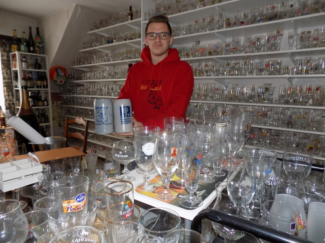 Horizontaal Grappig Inzichtelijk Gezocht: nieuwe eigenaar voor collectie van liefst 4.000 bierglazen | Het  Nieuwsblad Mobile