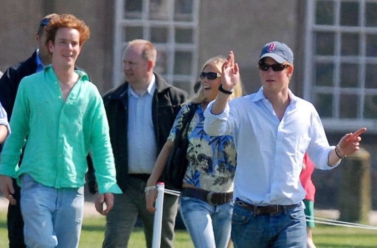 ROYALS. Liet prins Harry zijn jeugdvriend vallen? En kijk welke kleine prins komt piepen aan het raam
