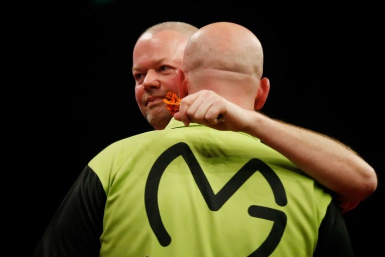 Dartslegende Raymond van Barneveld kondigt abrupt afscheid aan na pijnlijke nederlaag: “Ik heb enorme privéproblemen, ik ben op”
