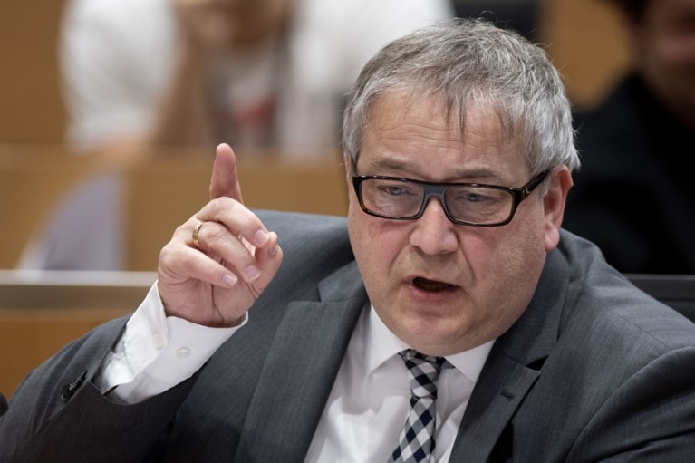 Partijen verantwoorden hun stem tegen aanpassing grondwet: “Die klimaatwet is een lege doos”